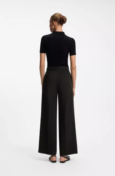 Pantalones straight fit con cadena de mosquetón dorada