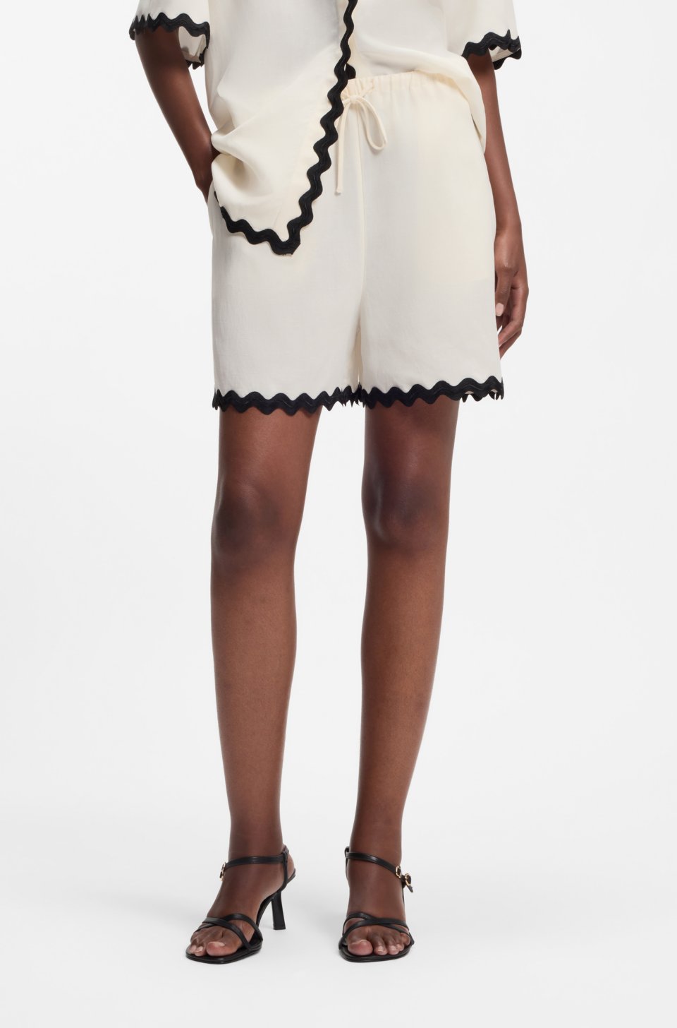 Relaxed-fit shorts with zigzag tape