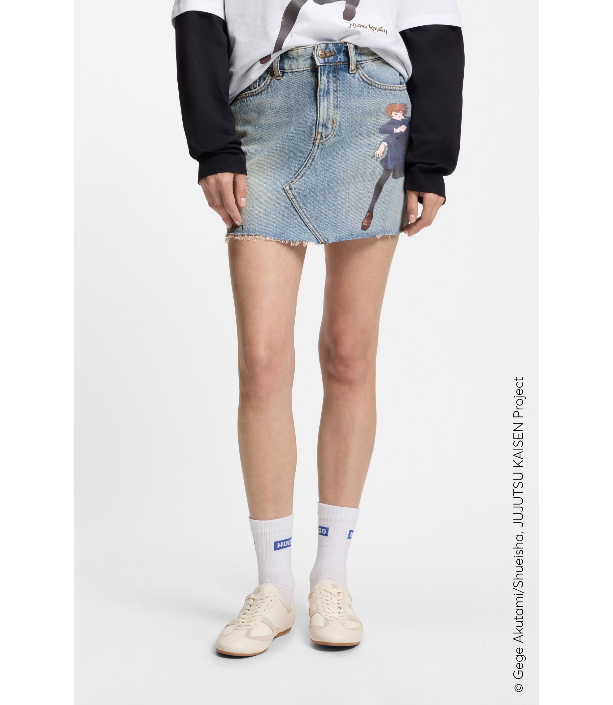 HUGO x Jujutsu Kaisen Denim-Rock mit Nobara-Print
