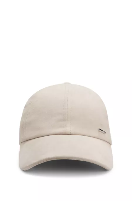Suede cap with logo rivet