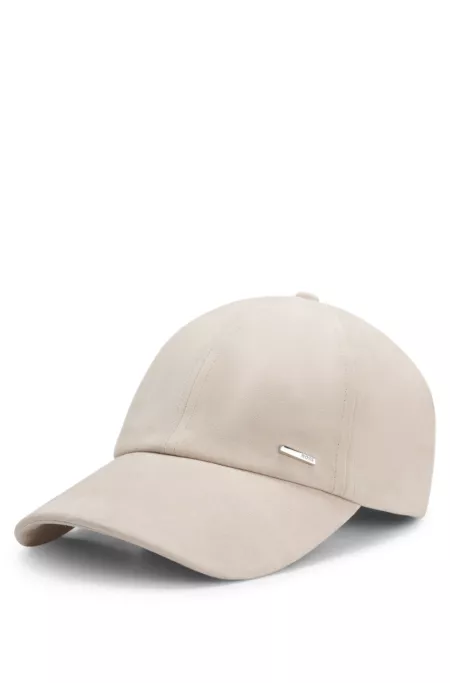 Suede cap with logo rivet