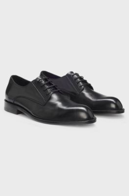 Leren derbyschoenen met reli&euml;flogo, Zwart