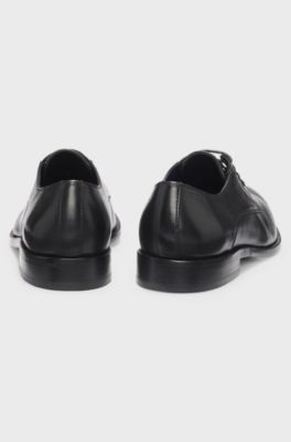 Leren derbyschoenen met reli&euml;flogo, Zwart