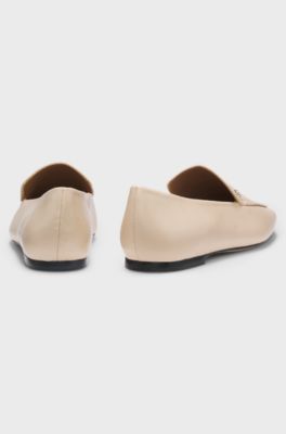 Loafer aus Leder mit Double-B-Monogramm, Hellbeige