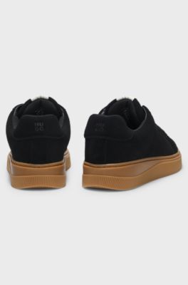 Sneakers aus Veloursleder mit gepolsterter Lasche, Schwarz