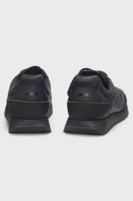 Sneakers low-top in pelle scamosciata con tomaia con monogrammi, Nero