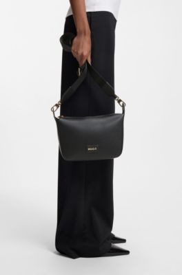 Borsa a spalla in similpelle martellata con metallo dorato, Nero