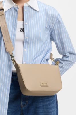 Borsa a spalla in similpelle martellata con metallo dorato, Beige chiaro