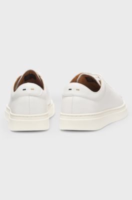 Baskets basses en cuir avec logo emboss&eacute;, Blanc