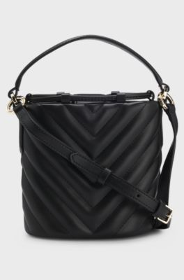 Borsa a secchiello in similpelle con impunture e logo scomposto, Nero