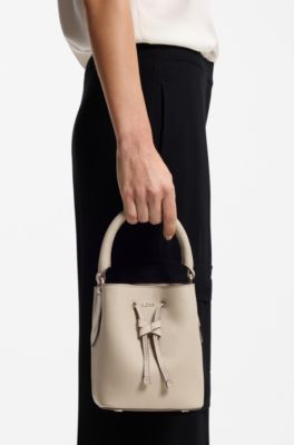 Borsa a secchiello in pelle con scritta del logo, Beige chiaro