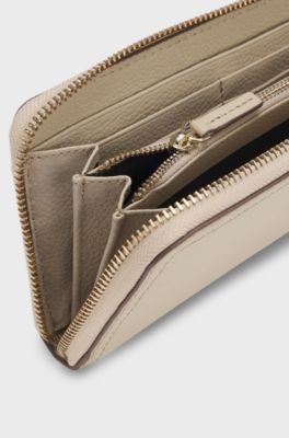Geldb&ouml;rse aus genarbtem Leder mit umlaufendem Rei&szlig;verschluss und metallenem Logo-Schriftzug, Hellbeige