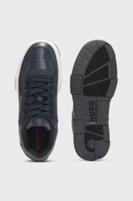 Sneakers mit Lackdetails und Schn&uuml;rung, Dunkelblau