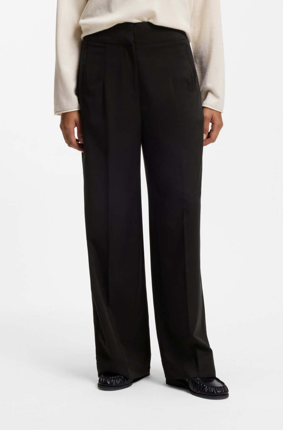 Straight-fit trousers with pleat front