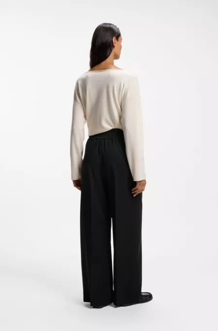 Straight-fit trousers with pleat front