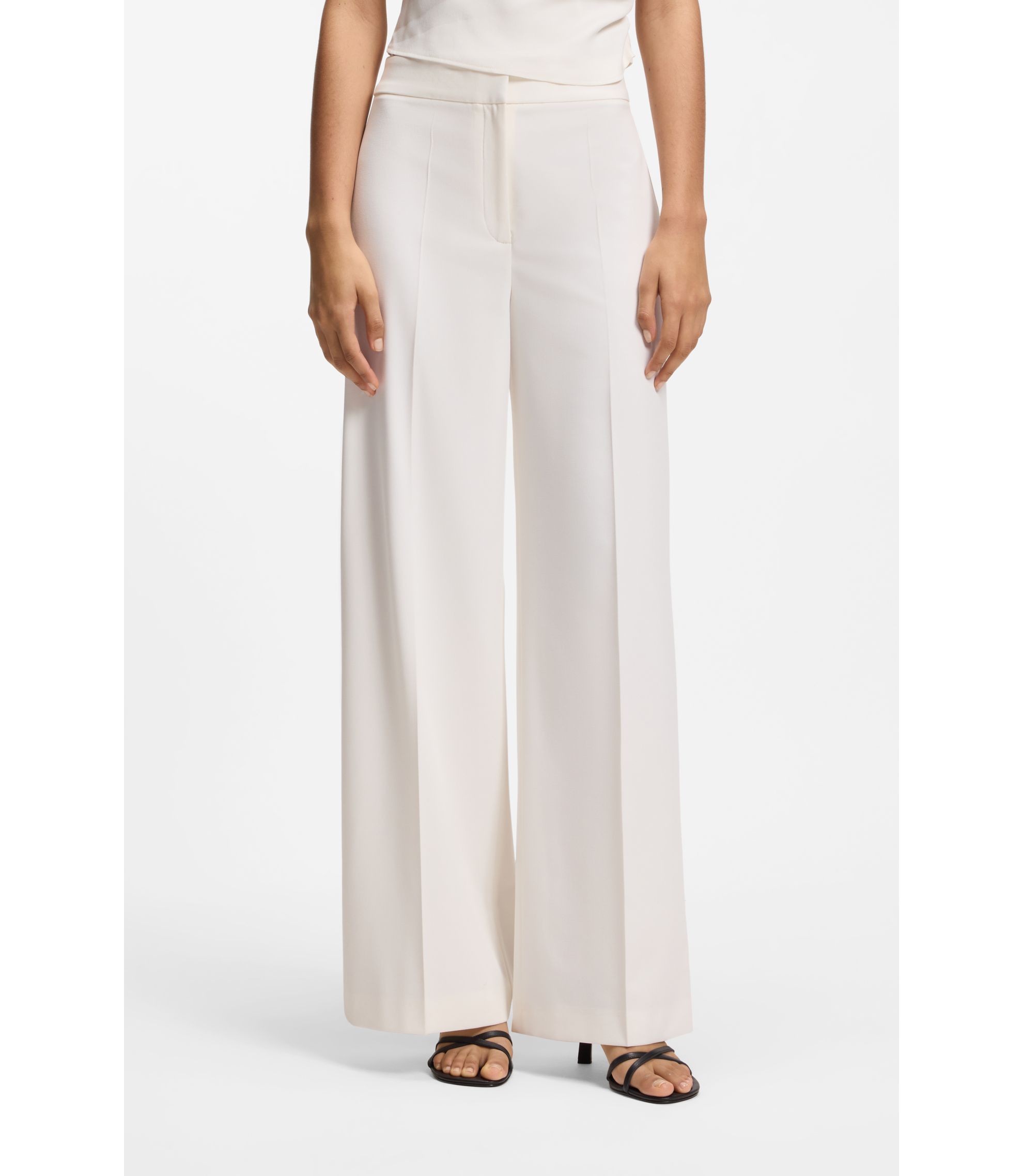 Hose aus Stretch-Gewebe mit weitem Beinverlauf