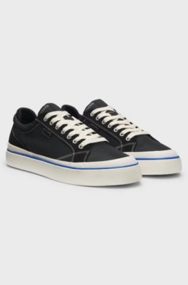 Lowtop Sneakers mit blauer Sohlen-Linie, Schwarz