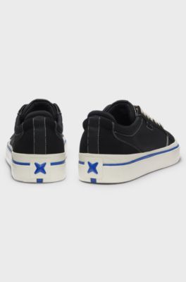 Lowtop Sneakers mit blauer Sohlen-Linie, Schwarz