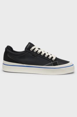 Lowtop Sneakers mit blauer Sohlen-Linie, Schwarz
