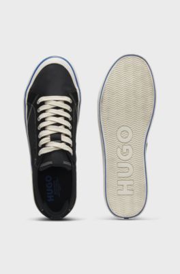 Lowtop Sneakers mit blauer Sohlen-Linie, Schwarz