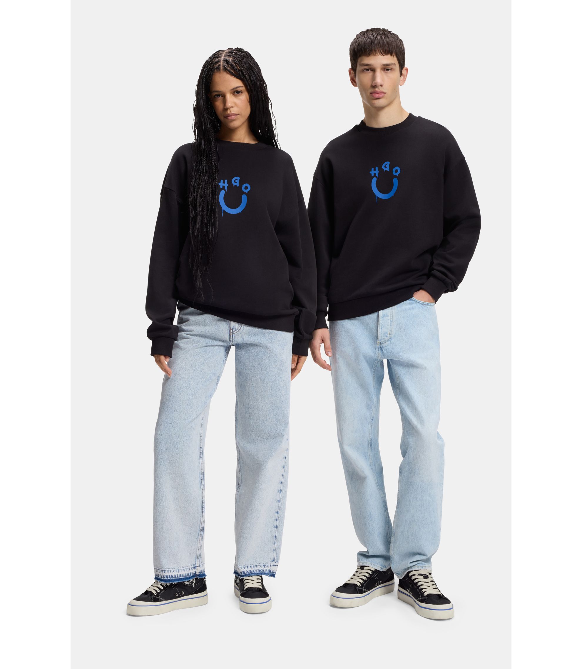 Lowtop Sneakers mit blauer Sohlen-Linie