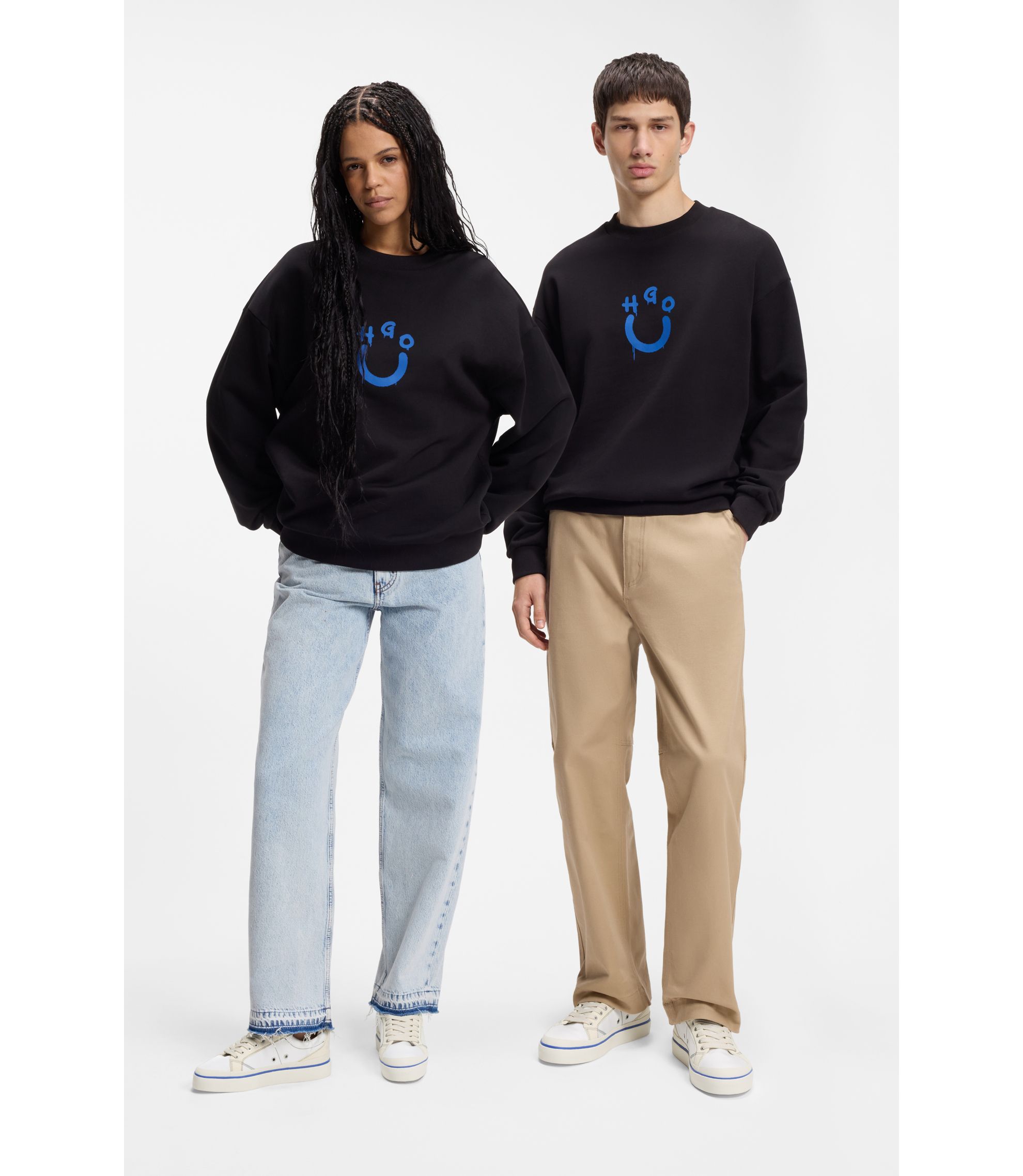 Lowtop Sneakers mit blauer Sohlen-Linie