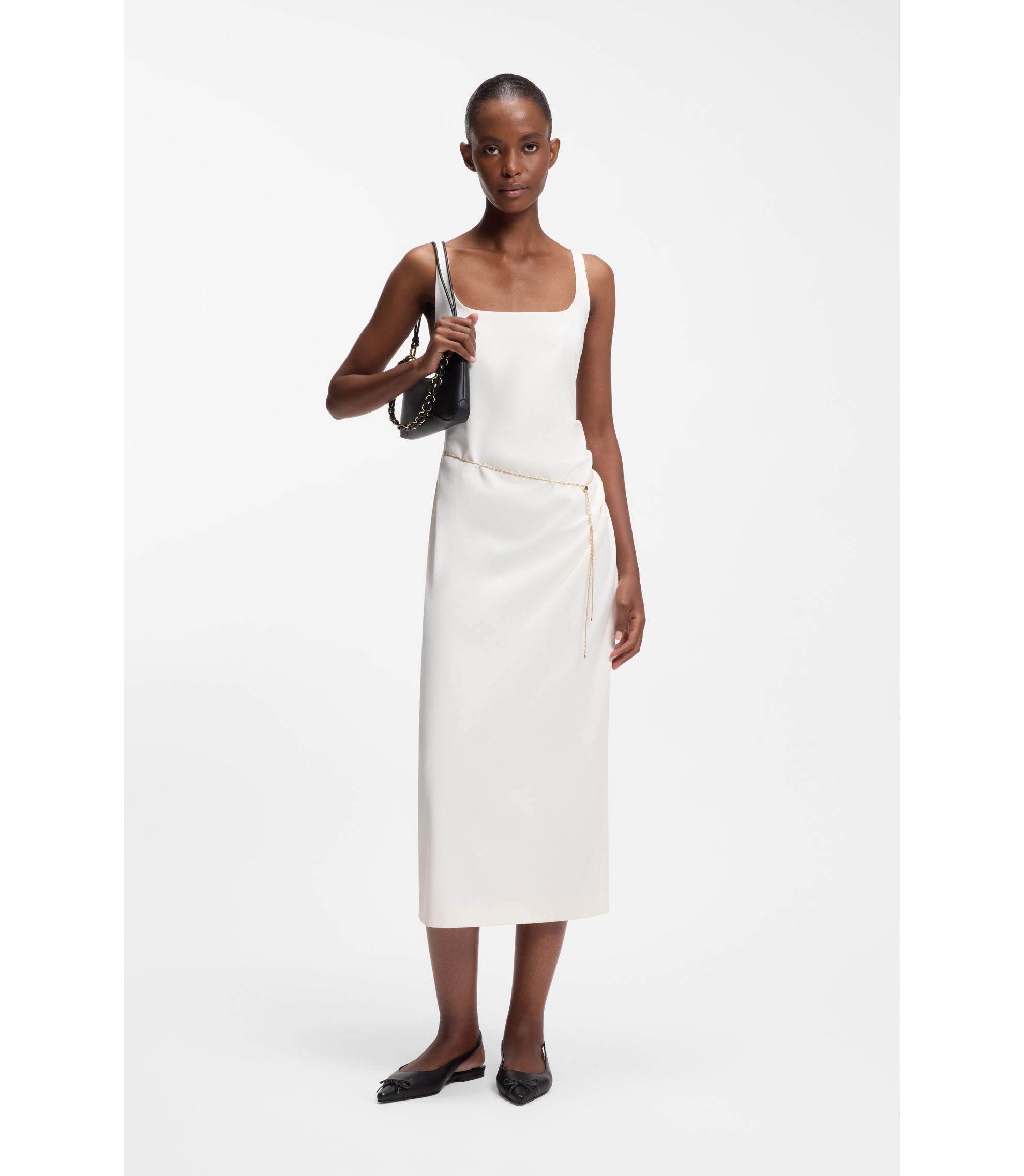 Kleid mit eckigem Ausschnitt und goldenem Kettengürtel