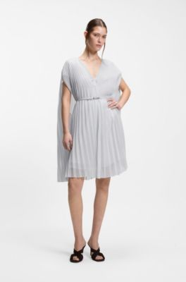 Robe pliss&eacute;e &agrave; superpositions avec cape, bleu clair