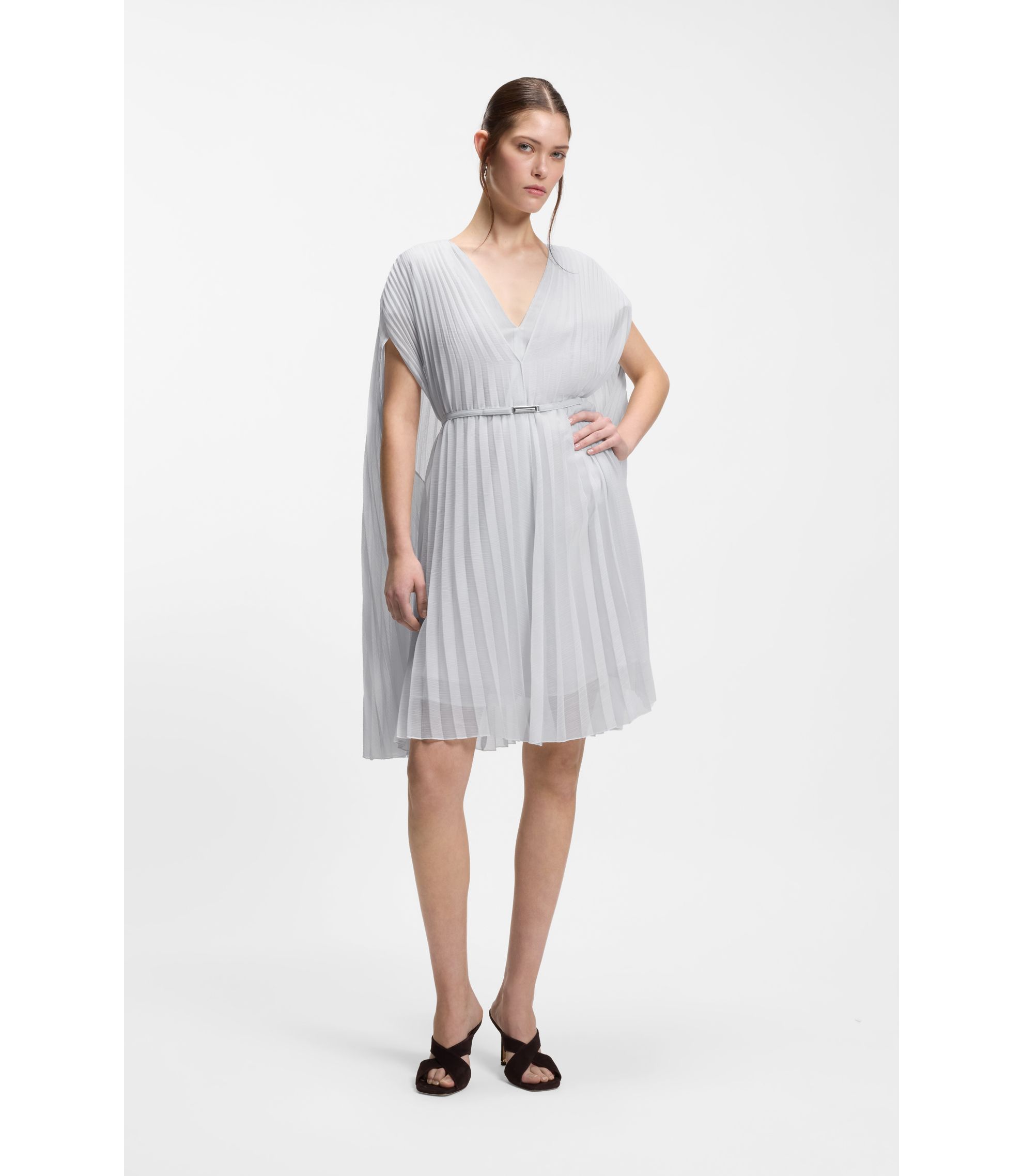 Kleid mit Faltenrock und Cape