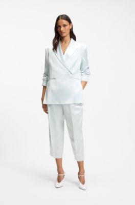 Blazer coupe d&eacute;contract&eacute;e en satin &agrave; fermeture invisible, bleu clair