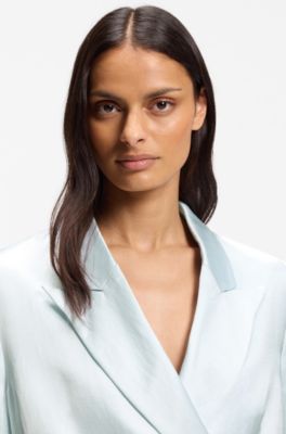 Blazer coupe d&eacute;contract&eacute;e en satin &agrave; fermeture invisible, bleu clair