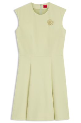 Sleeveless dress with gold-tone flower brooch, Light Beige