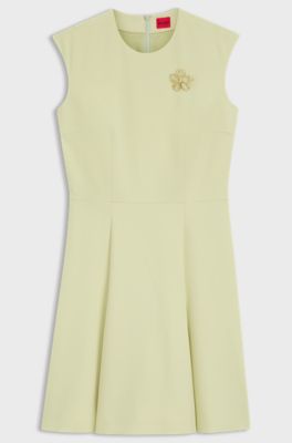 Sleeveless dress with gold-tone flower brooch, Light Green