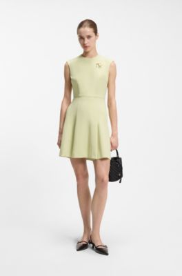 Sleeveless dress with gold-tone flower brooch, Light Green
