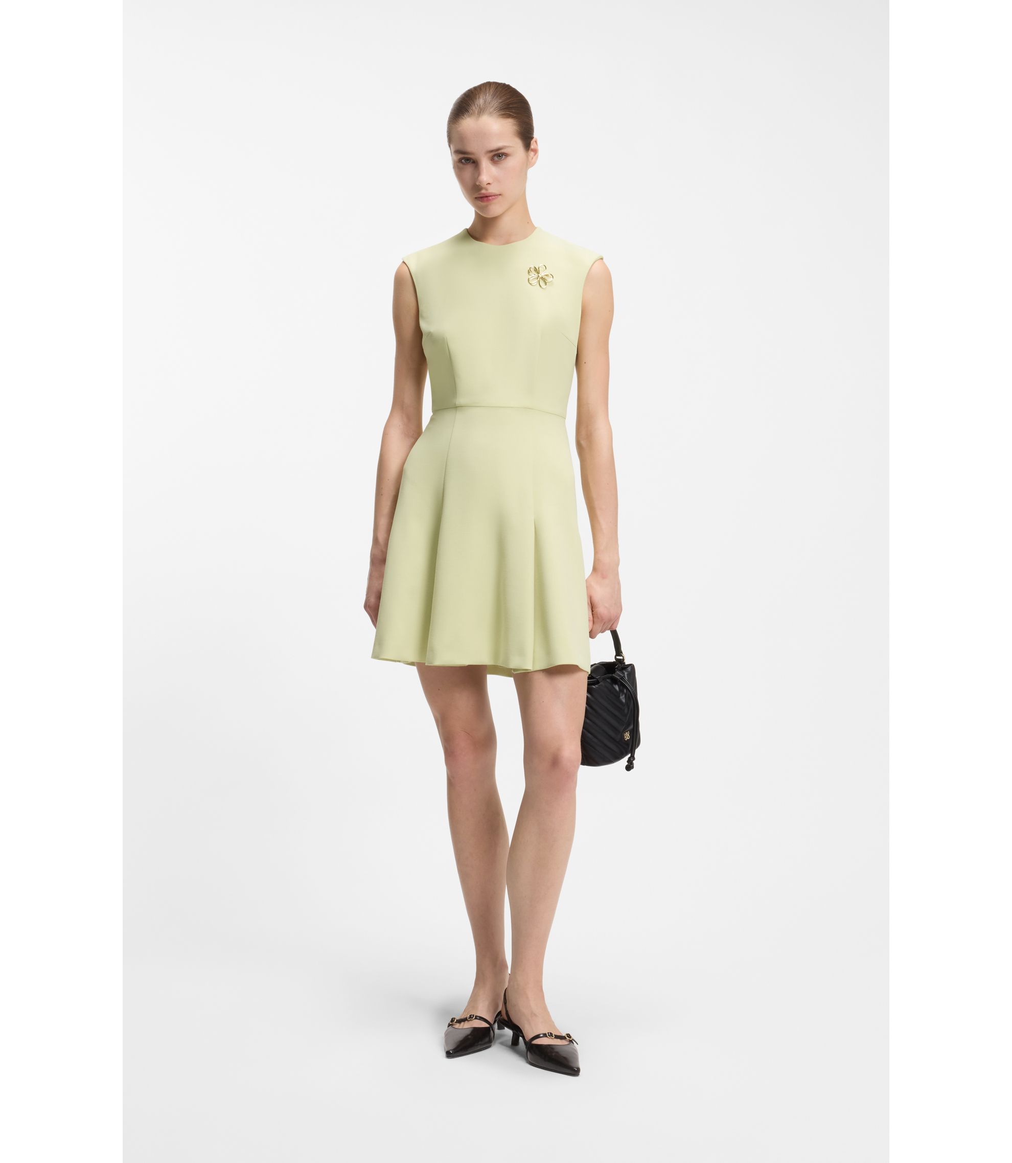 Ärmelloses Kleid mit goldfarbener Blumen-Brosche