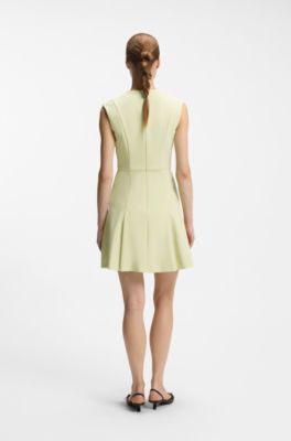 Sleeveless dress with gold-tone flower brooch, Light Green
