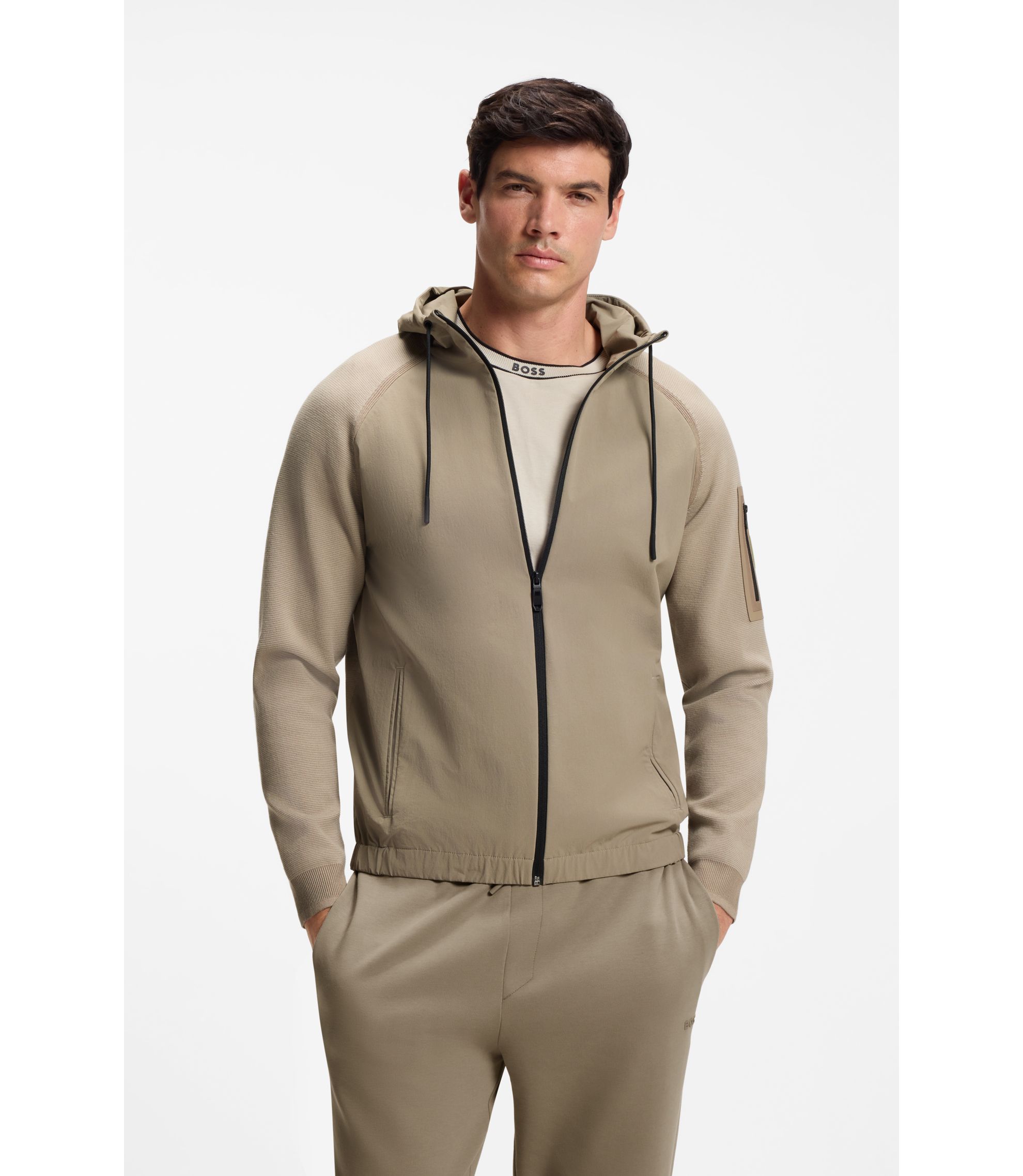 Strickjacke aus verschiedenen Materialien mit Jacquard-Grafik