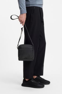 Bolso mensajero de piel sint&eacute;tica con detalles reflectantes, Negro