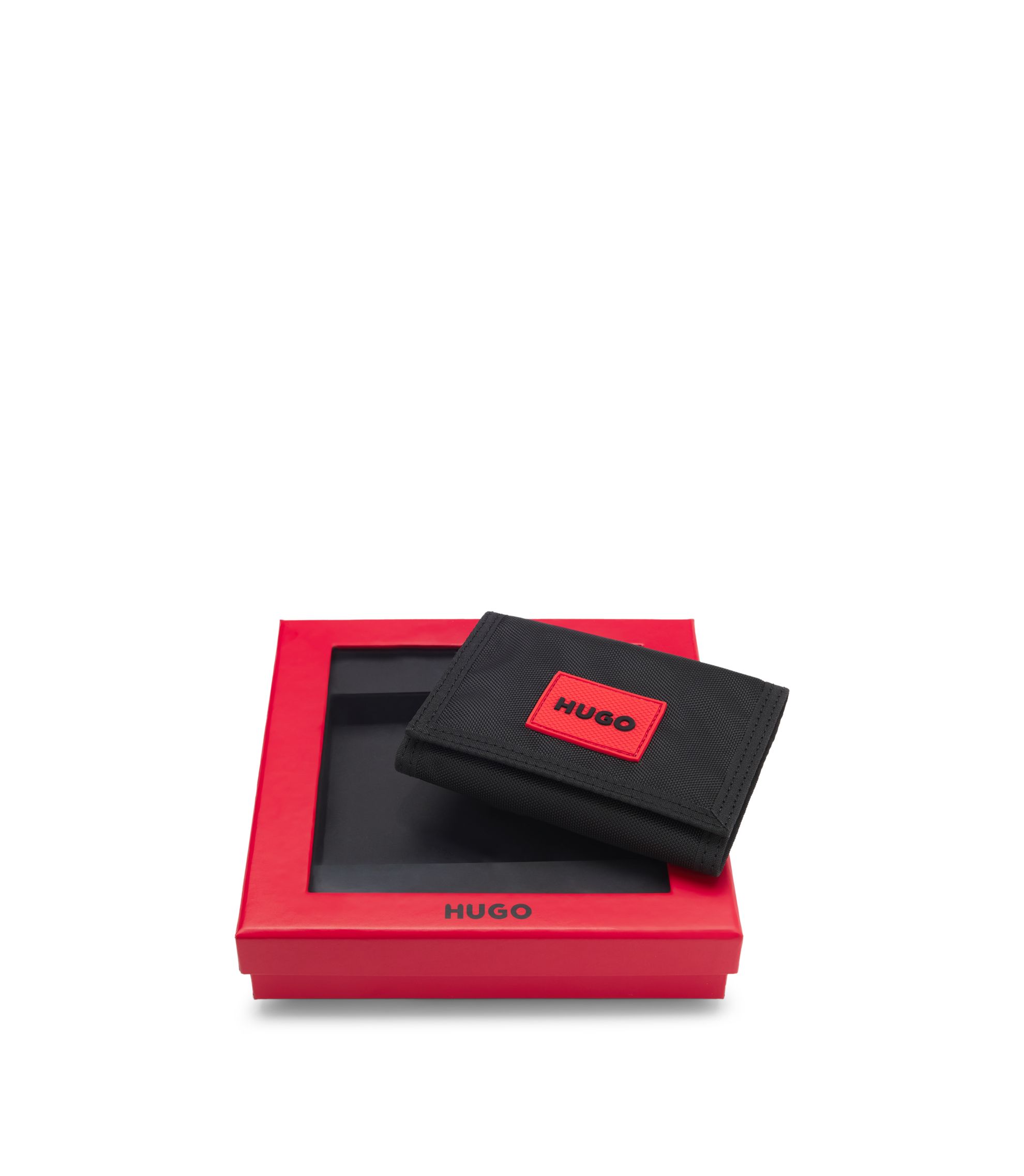 Geldbörse mit rotem Logo-Patch in einer Geschenkbox