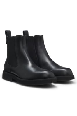 Chelsea boots in leather with logo pull-tab, Black