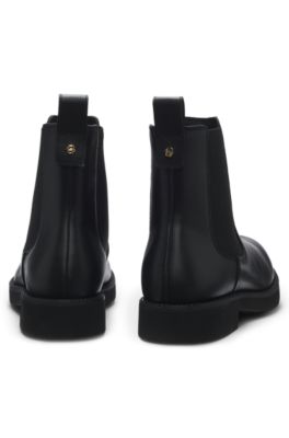 Chelsea boots in leather with logo pull-tab, Black