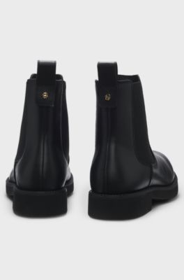 Chelsea boots in leather with logo pull-tab, Black