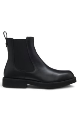 Chelsea boots in leather with logo pull-tab, Black