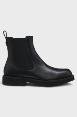 Chelsea boots in leather with logo pull-tab, Black