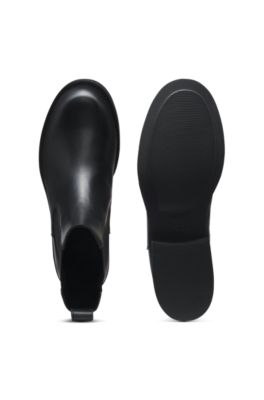 Chelsea boots in leather with logo pull-tab, Black