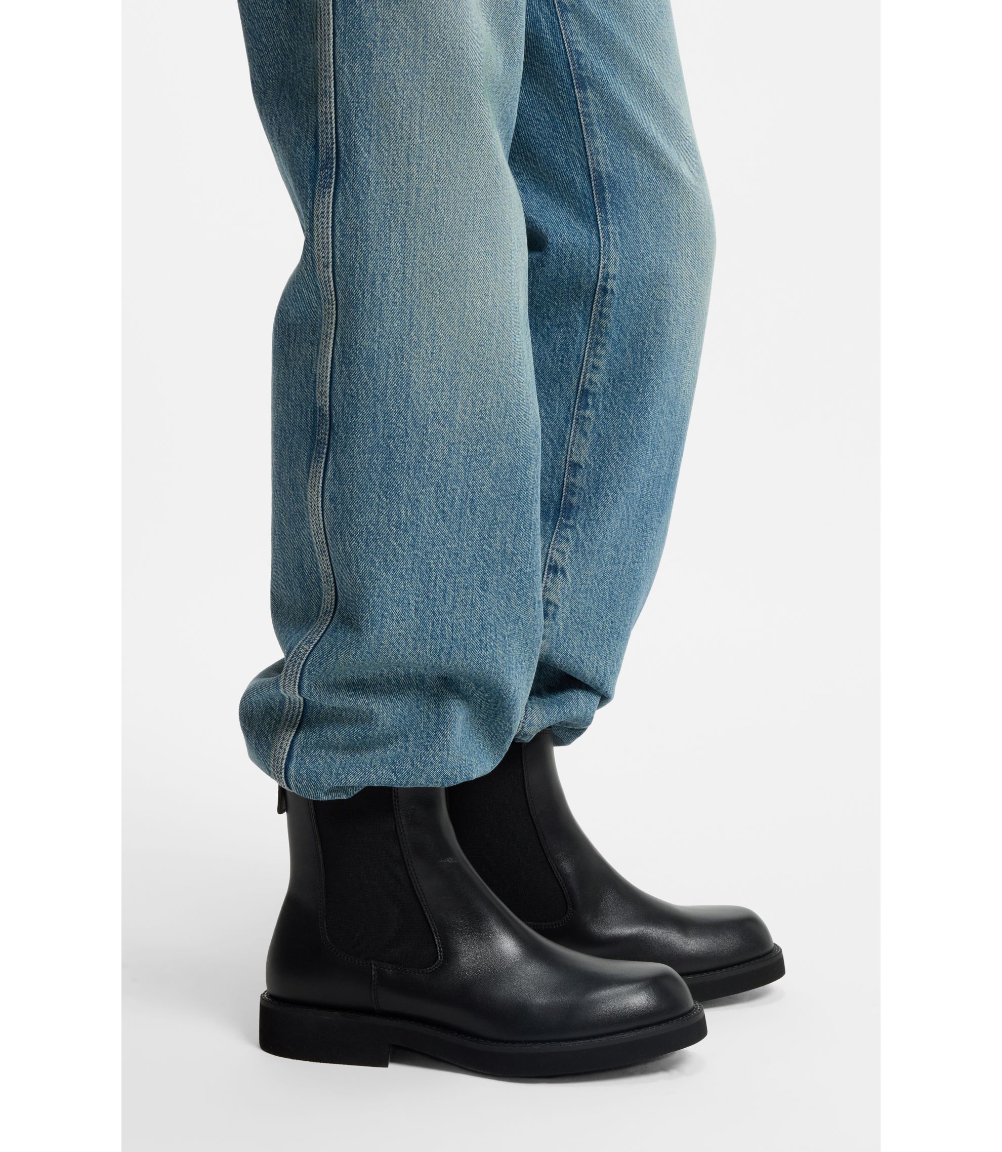 BOSS - Chelsea boots in leather with logo pull-tab - Black display picture 2