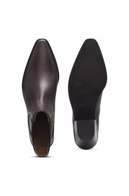 Western-inspired ankle boots in leather with stretch panels