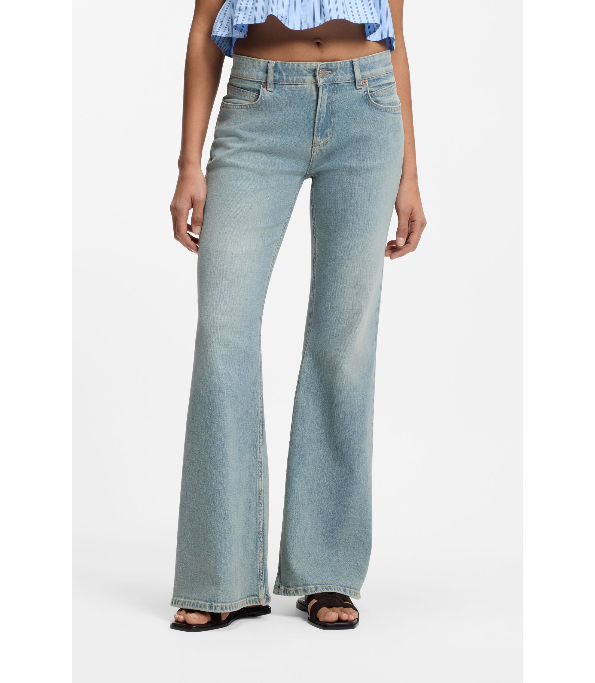 Jeans aus hellblauem Denim mit weitem Beinverlauf