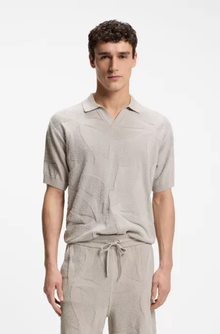 Polo de punto con cuello abierto y diseño gráfico