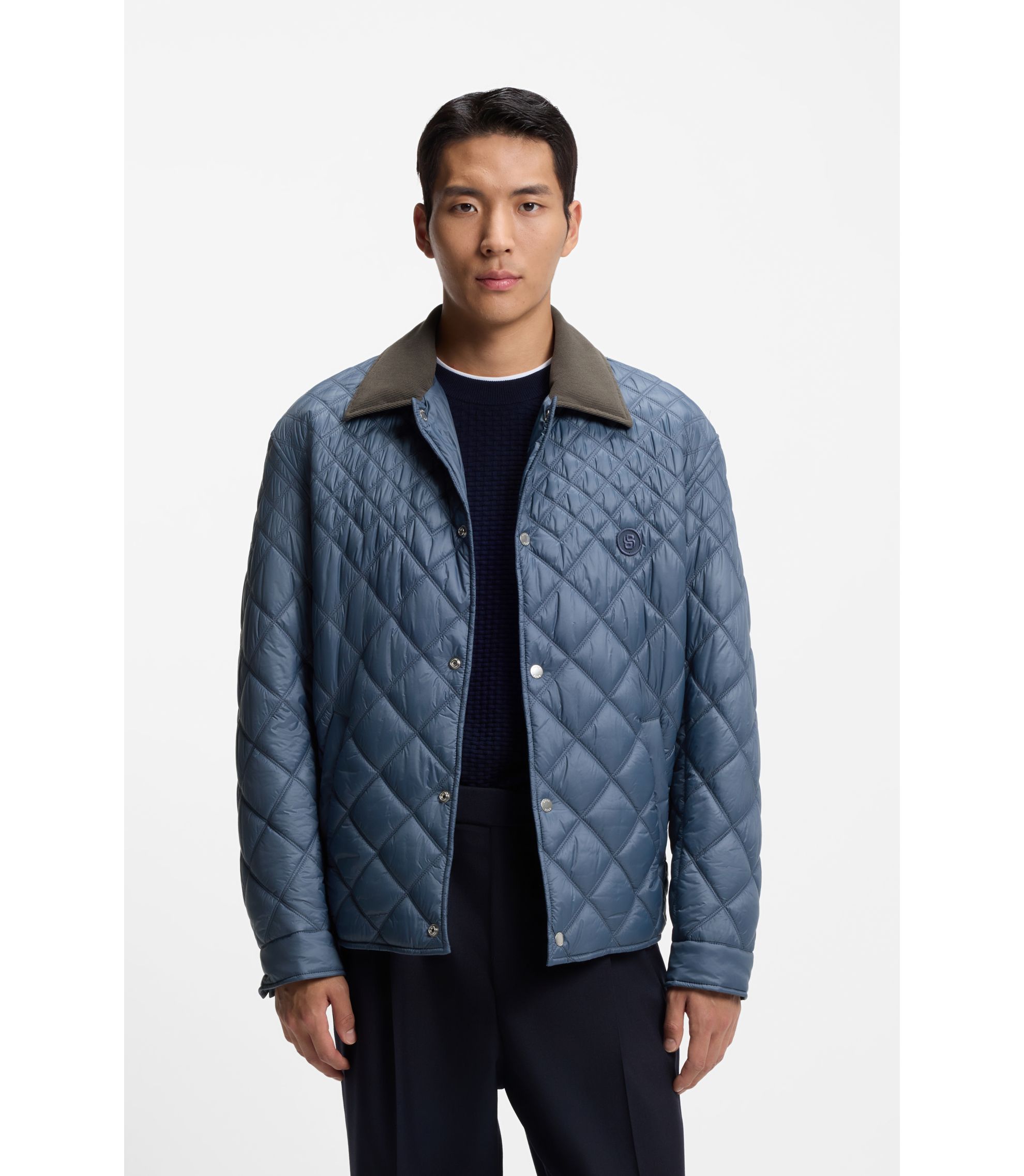 Wasserabweisende Jacke mit verschiedenen Absteppungen